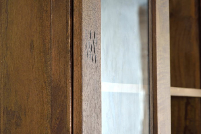 GINER Y COLOMER Armario de madera de mango y metal con 4 puertas correderas